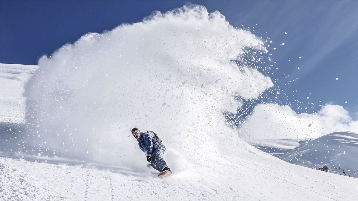 Snowboard rider en poudreuse